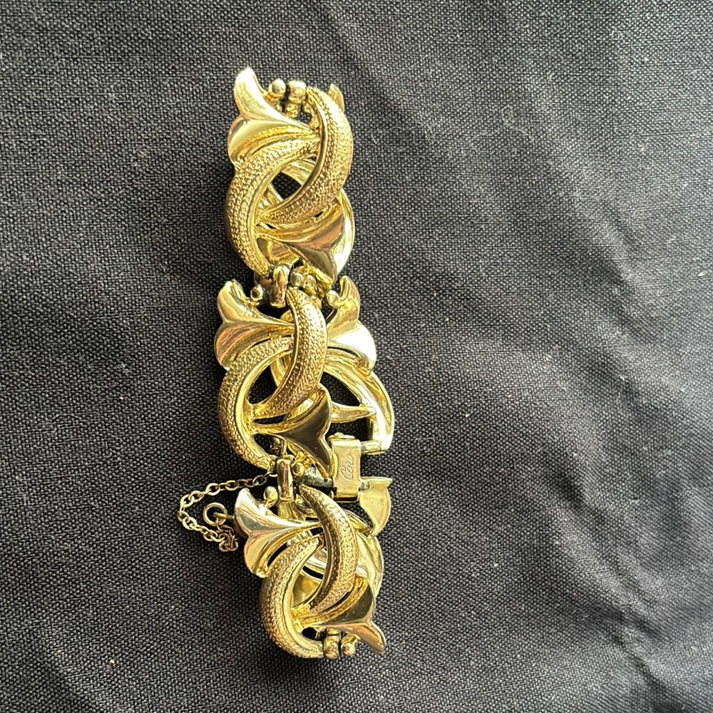 VINTAGE 1960'S ERA GOLD TONE FLEUR-DE-LIS CORO BRACELET